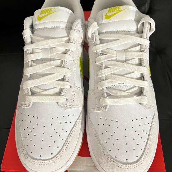 Women’s Nike dunk low size 11 1/2 - Picture 3 of 5